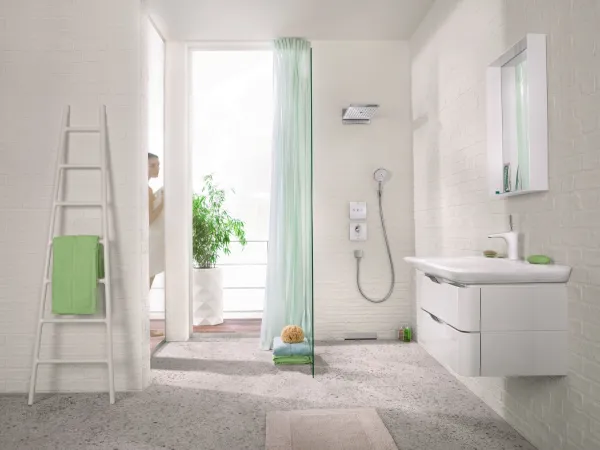 hansgrohe_rainmaker_select_shower_select_shower_ambience_people.jpg